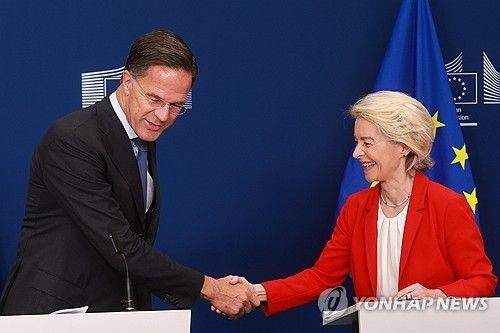 뤼터 나토 사무총장(왼쪽)과 폰데어라이엔 EU 집행위원장 [EPA 연합뉴스 자료사진. 재판매 및 DB 금지] 