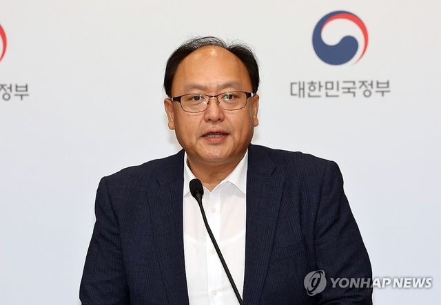 기자들 질문에 답하는 조상호 국정기획위원