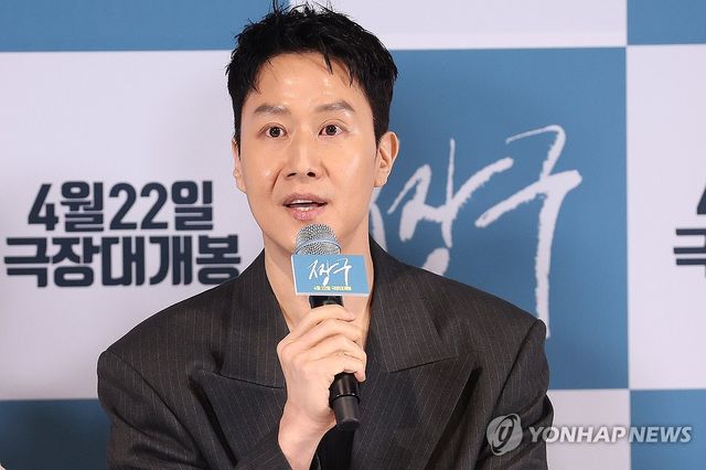 인사말하는 정우