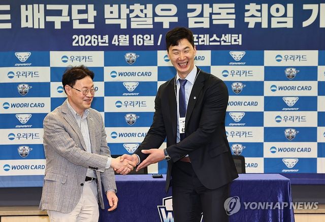 우리카드 사원증 받는 박철우 감독