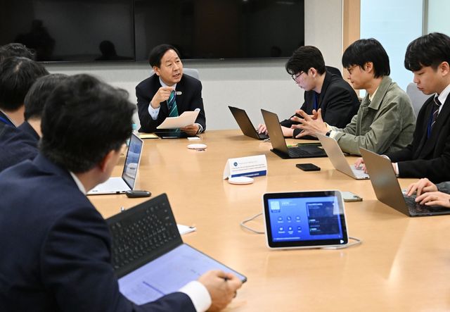 워싱턴서 기자간담회 하는 구윤철 경제부총리