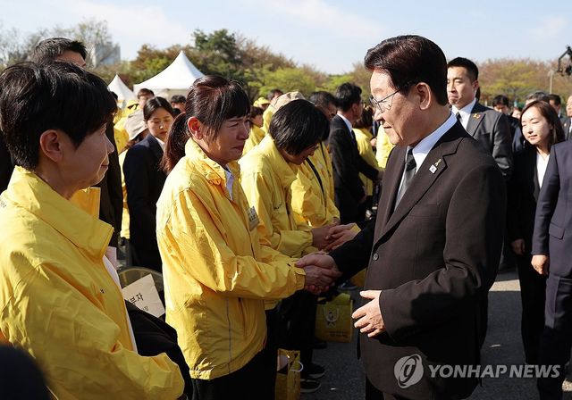 세월호 유가족들과 인사하는 이재명 대통령