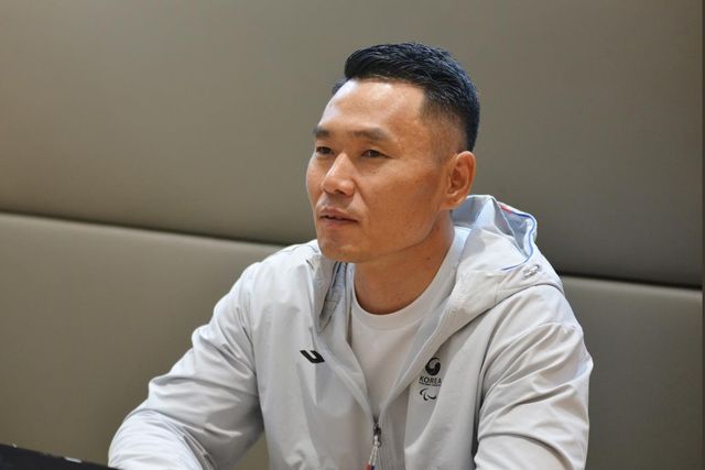 인터뷰하는 신의현