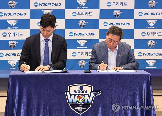 계약서 서명하는 박철우 우리카드 감독