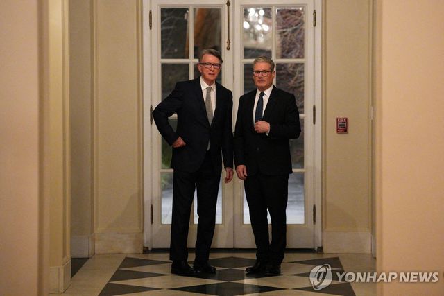 작년 2월 스타머 총리(오른쪽)와 맨덜슨 당시 주미 대사 