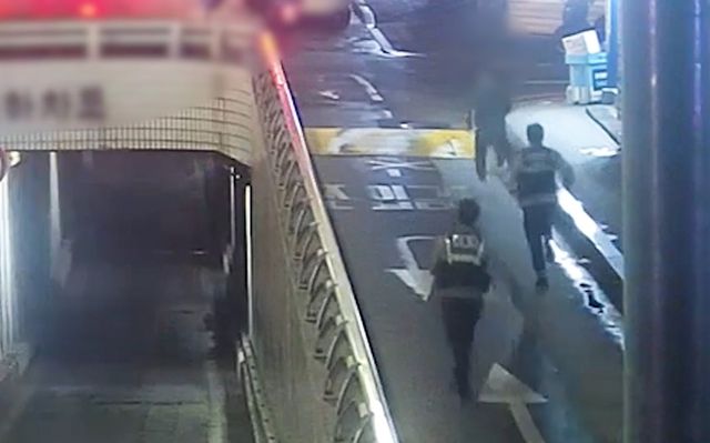 A씨를 추격 중인 경찰관들