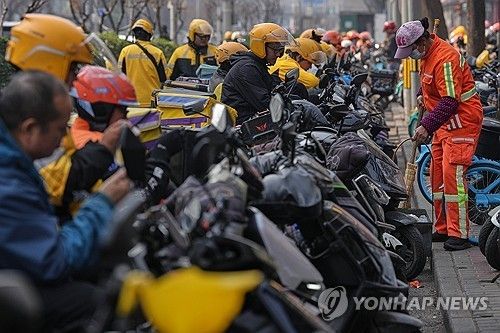 중국 베이징의 음식배달원