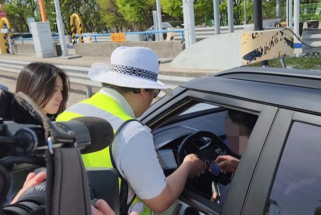 체납차량 단속중인 경찰