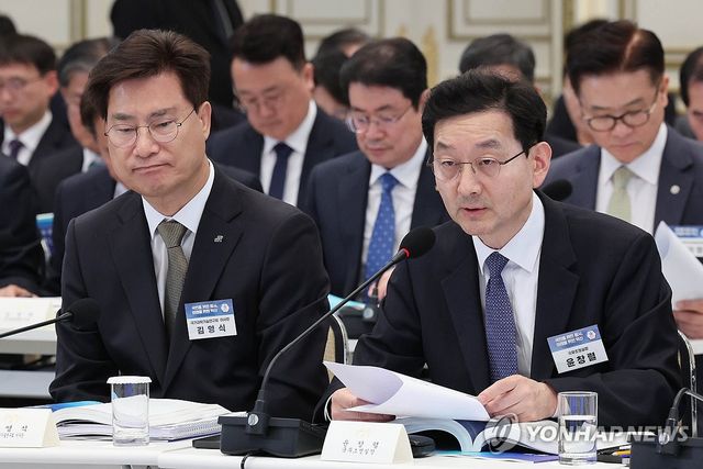 업무보고하는 윤창렬 국무조정실장