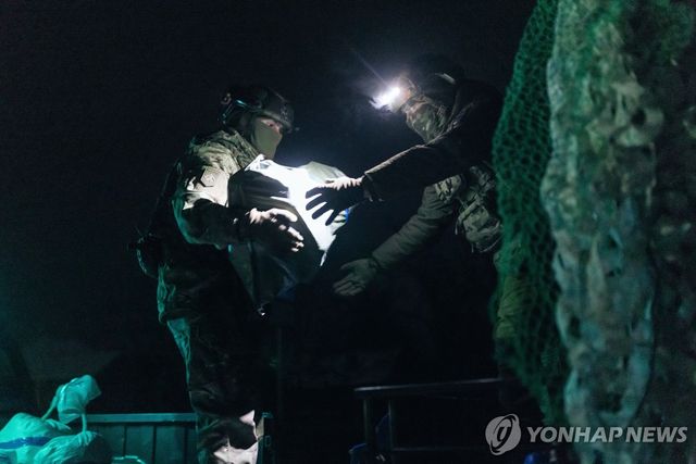 전장에서 짐을 싣고 있는 우크라이나 군