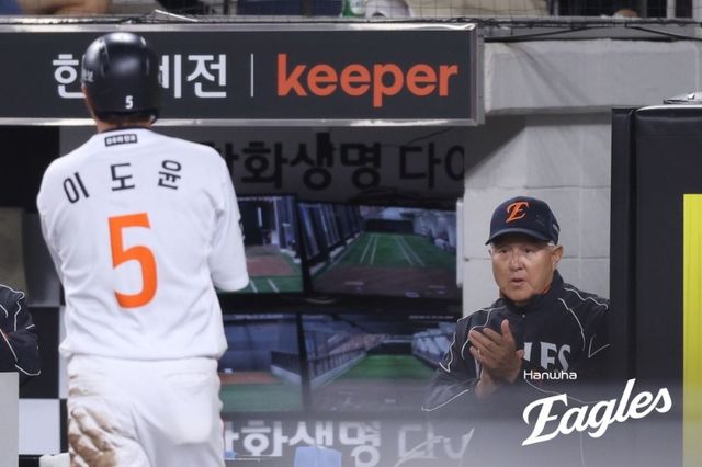 한화 이글스 김경문 감독(오른쪽)