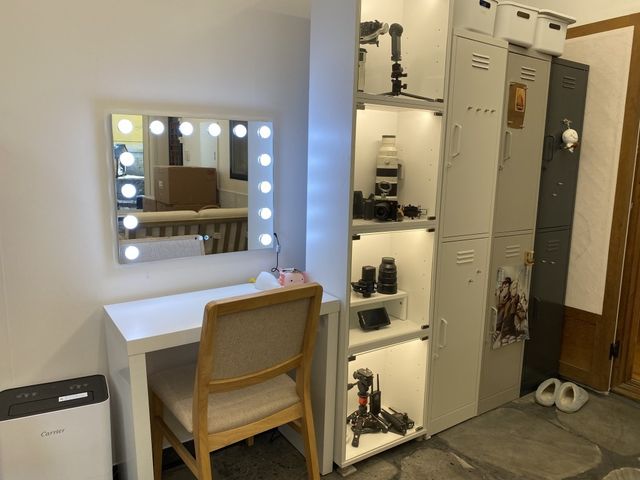 연화사 'MJ 스튜디오'의 카메라 장비와 분장 공간