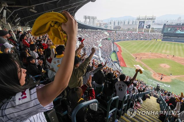벌써 후끈 달아오른 프로야구 열기