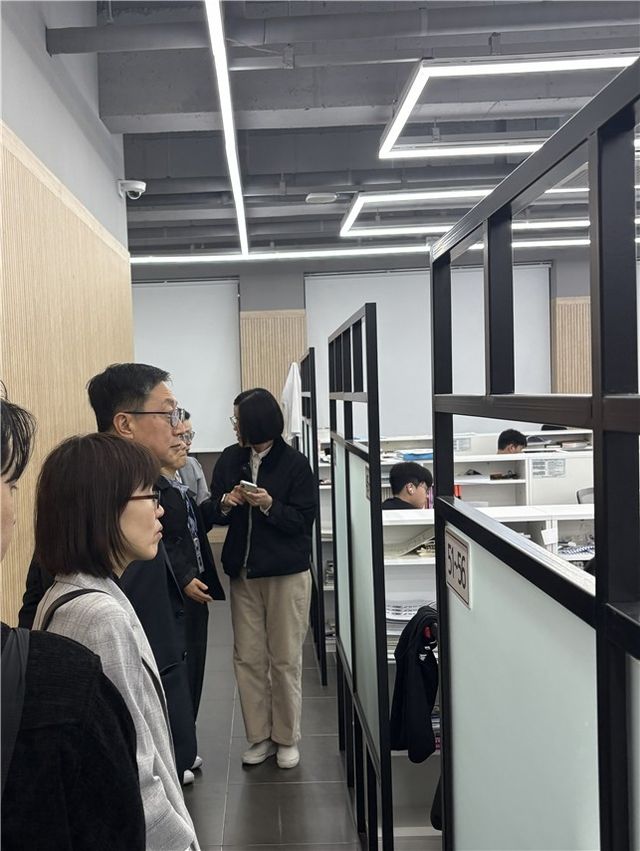 (서울=연합뉴스) 이해숙 교육부 고등평생정책실장(앞쪽)과 김태훈 대구광역시교육청 부교육감이 16일 밤 대구 수성구 일대에서 야간 학원 합동점검을 하고 있다. 2026.4.17 [교육부 제공. 재판매 및 DB 금지] photo@yna.co.kr