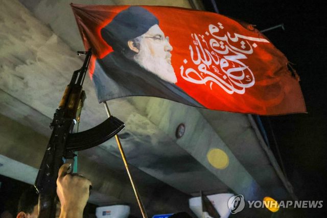 총 들고 휴전 합의 환영하는 헤즈볼라 지지자