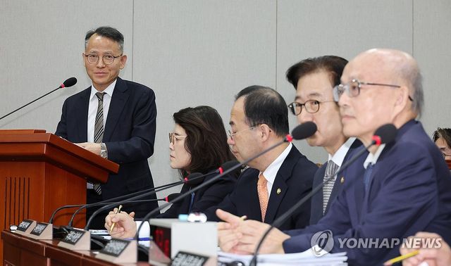 의원 질의 경청하는 이충상 국가인권위원회 상임위원