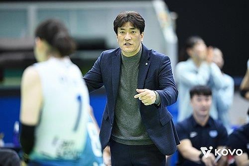 차상현 여자배구 대표팀 감독(중앙)