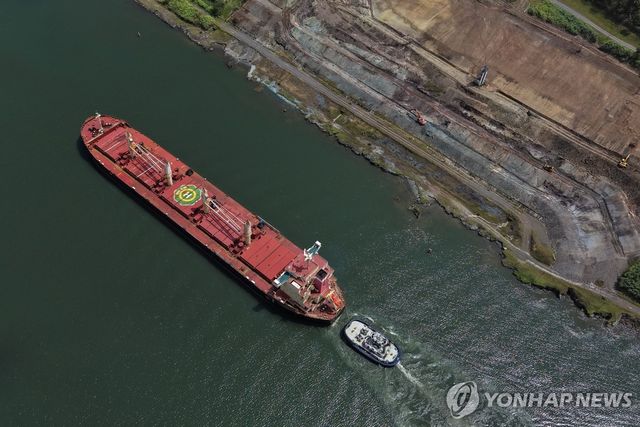 파나마 운하를 지나는 배 