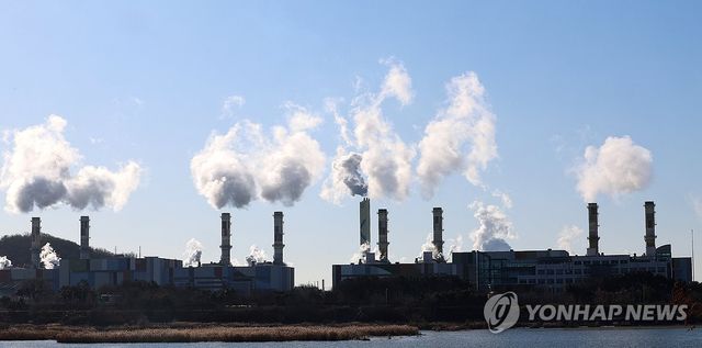 인천 서구 서인천복합화력발전소 굴뚝에서 수증기가 뿜어져 나오고 있다. [연합뉴스 자료사진]