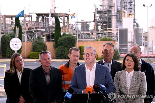 호주 총리 '하필 이때 정유공장 화재'