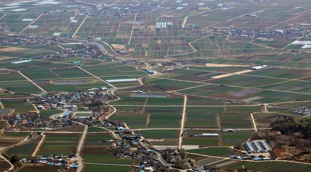 분지 가운데 형성된 마을과 농지