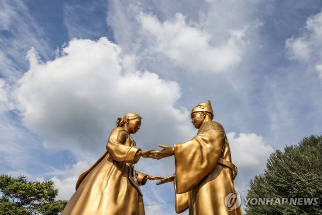 단종과 정순왕후의 천상재회 재현 동상