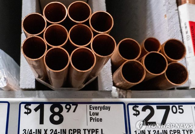 가게에 진열된 동 파이프 제품