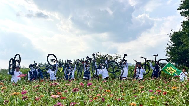 자전거하이킹 기부챌린지 참가한 청소년과 쉼터 관계자들의 모습.