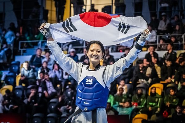 우승 세리머니 펼치는 이시우.