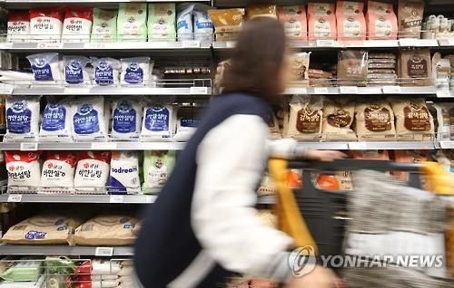 진열대에 놓여 있는 각종 설탕