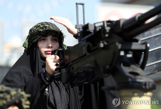 군용차량에 탑승한 채 반미 집회에 참여한 이란 여성