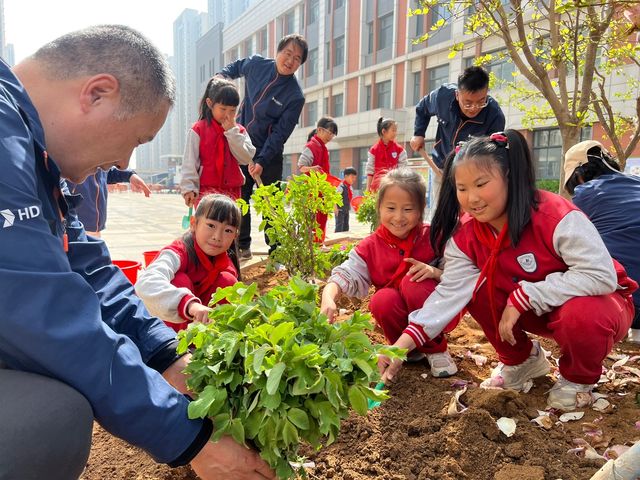희망소학교를 방문한 HD건설기계 중국 옌타이법인 임직원들