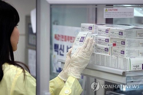 보건소에서 독감 백신 수량 확인하는 모습. [광주 북구 제공. 재판매 및 DB 금지]
