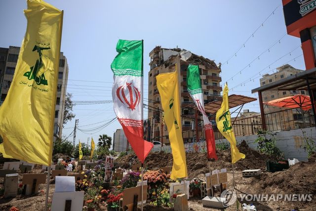 레바논 남부 해안도시 피레에 함께 휘날리는 헤즈볼라 깃발과 이란 국기