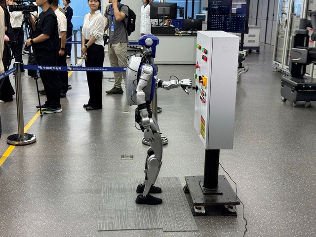 발전소 설비 조작하는 로봇