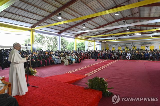 17일 카메룬 수도 야운데의 중앙아프리카 가톨릭 대학교에서 레오 14세 교황이 연설하고 있다. [EPA=연합뉴스. 재판매 및 DB 금지]
