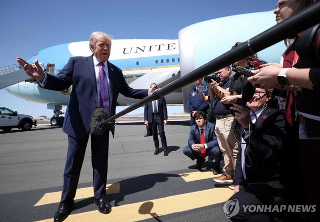 기자들과 만나 질문에 답하는 트럼프