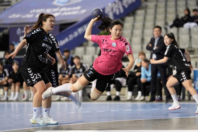 17일 광주도시공사와 경기에서 슛을 던지는 경남개발공사 김연우.