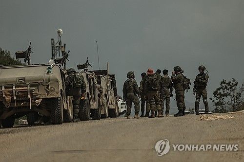 레바논 남부에서 작전을 위해 국경지대에 대기중인 이스라엘군 