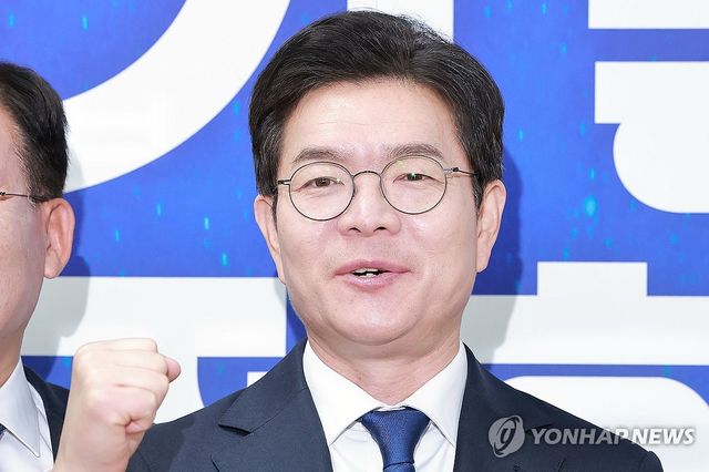 민주당 후보들과 사진 찍는 정원오 서울시장 후보