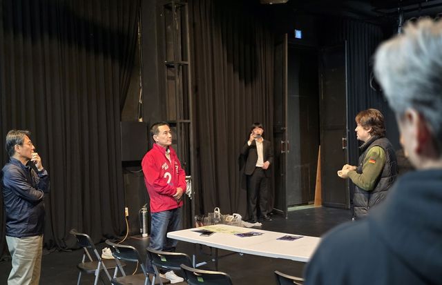 춘천의 한 극단 방문한 김진태 후보