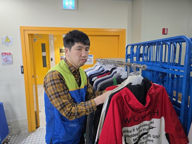 물품 정리하는 굿윌스토어 직원 윤혜성 씨