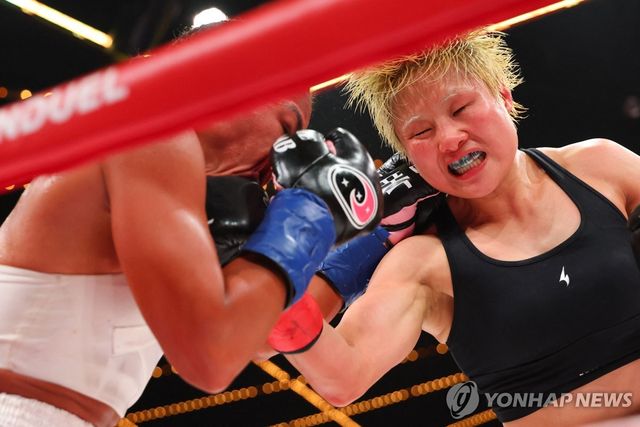 챔피언 바움가드너를 공격하는 신보미레(오른쪽)