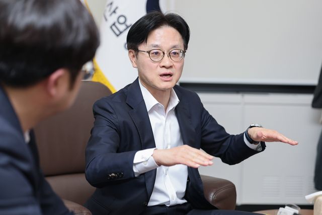 인터뷰하는 김정관 산업통상부 장관