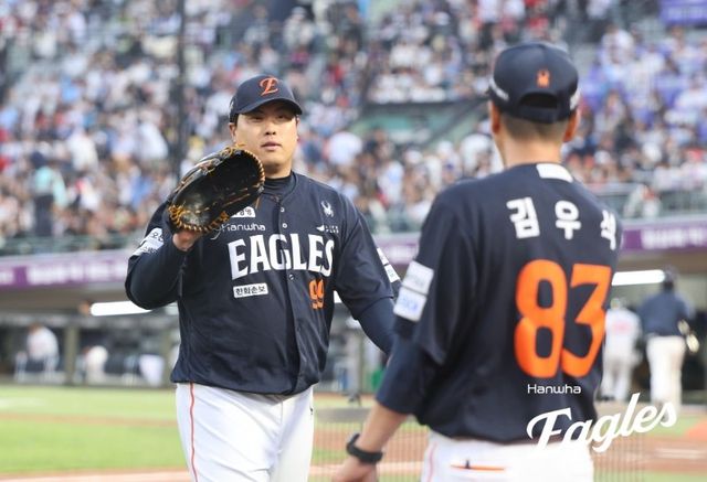 18일 롯데전에서 투구 후 더그아웃으로 들어오는 한화 류현진(왼쪽)