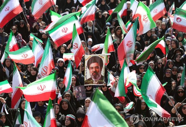 17일 이란 테헤한에서 열린 반미·반이스라엘 집회에 참석자가 아야톨라 세예드 모즈타바 하메네이 이란 최고지도자 사진을 들고 있다. [EPA=연합뉴스. 재판매 및 DB 금지]