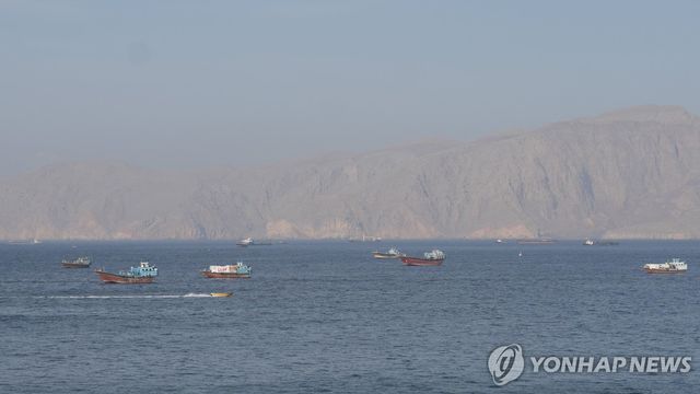 18일 오만 앞바다 호르무즈 해협의 선박들