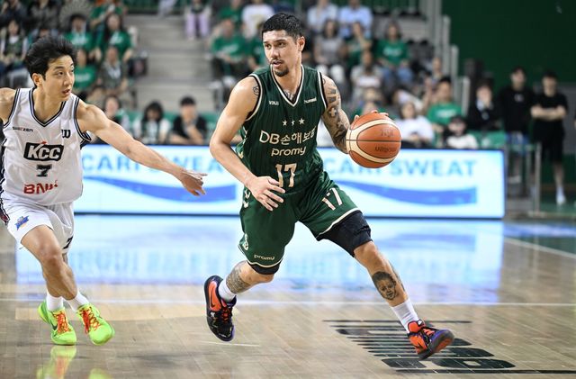 DB의 알바노(오른쪽)와 수비하는 허훈