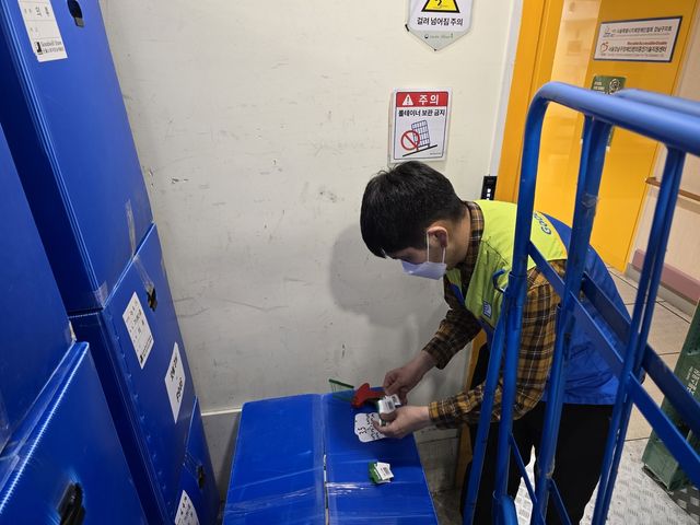 물품 정리하는 굿윌스토어 직원 윤혜성 씨