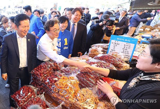 전통시장 찾은 정청래·전재수